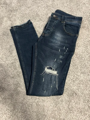 DSQUARED2 jeans - Säljer ett par mörkblå DSQUARED2 jeans Model 770-964 motsvarar ungefär 31W 32L skulle jag själv säga!