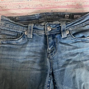 Lågmidjade Miss Me jeans - Säljer ett par skit snygga ljusblå jeans från Miss Me med snygg bootcut-modell och låg midjade. De har inga defekter förutom en knapp som saknas på byxettiketen där bak men det märks aldrig. Skriv om du har frågor eller vill ha mer bilder.🩷😊