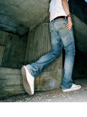  svarta jeans herr -  jeans i klassisk modell, i mörkgrå/svart tvätt med smalare passform. Båda har fem fickor och normal midja. Perfekta för en avslappnad och trendig look. Vintage mycket sällsynta.