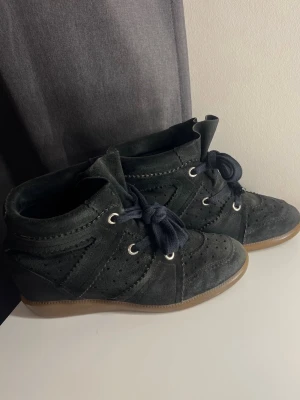 Isabel Marant Skor - har ingen låda kvar då jag köpte dom av en tjej på vinted❣️har tecken på användning men inga stora defekter, har en liten defekt på snöret (se sista bilden)❤️(btw är bortrest från 30e juni till 14e juli)