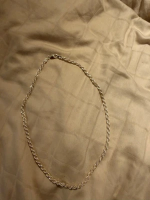 Silverhalsband kvitto finns - Silverhalsband från guldfynd halsbandet köptes tillsammans med ett armband för 1498kr. Helt oanvänt och kvitto finns. Halsbandet är 45,5cm långt.