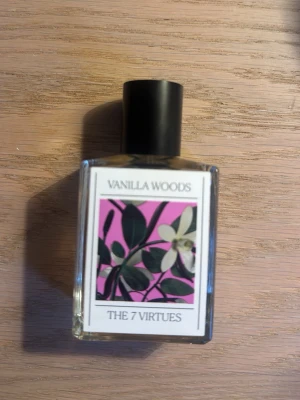 Vanilla Woods parfym The 7 Virtues - Vanilla woods köpt i december 2025. Se bilder för hur mycket som finns kvar. 50ml