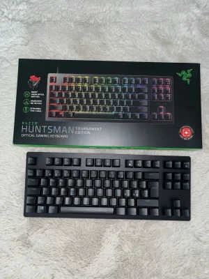 Razer Huntsman Tournament Edition tangentbord - Razer Huntsman Tournament Edition är ett kompakt, svart gamingtangentbord med RGB-belysning och optiska switchar. Tangentbordet har avtagbar USB-C kabel och är byggt i plast med en stilren design. Perfekt för gaming och snabba reaktioner.
