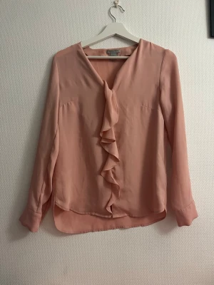 Koral rosa blus - En jättefin blus som är från hm i storlek 34/xs. I jättebra skick förutom en liten fläck vid armbågen ( se bild 4 ) men inget som syns.💕