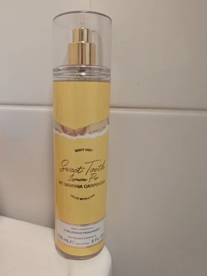 Sweet Tooth Lemon Pie Body Mist - Fräsch body mist från Sabrina Carpenter i doften Sweet Tooth Lemon Pie. Endast testad. Innehåller 236 ml och har en söt, citrusinspirerad doft med inslag av citronpaj.