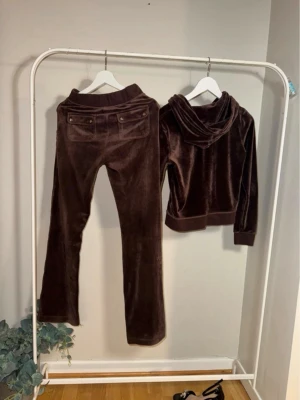 Juicy couture set i brun sammet - Litet brännmärke på byxorna vid vänster knät och inget snöre på byxorna. ( säljer hela settet för 300) byxorna är i storlek xs och tröjan i s (Sättet är äkta och vill bli av med det så billigt pågrund av att jag inte längre använder det 🥰