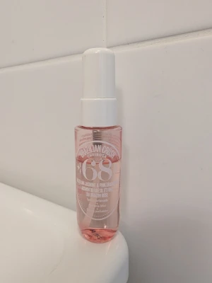 Sol de Janeiro Brazilian Crush 68 mist - Fräsch body mist från Sol de Janeiro i doften Brazilian Crush Cheirosa 68. Se bild för mängd kvar. Liten flaska 30 ml. 