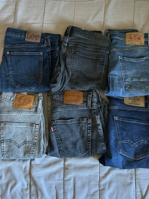 Slim Jeans i Bulk  - Tjena säljer ett paket med 6st Slim Jeans från varierande märken (Levi’s, Lee, Replay, Pearson Denim) Perfekt för dig som vill resella eller bara vill ha en bra blandning med jeans till vardagen!  Alla är i fint skick utan några defekter! Storleken är varierande i Midja W30-W32, Längden på Jeansen är samma L32.  Nya är alla jeans värda runt 5000-6000kr, jag säljer alla till det låga värdet av 699kr men kan absolut gå ner i pris vid snabb affär!  Hör av dig vid minsta fundering! 🙌 