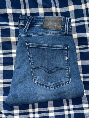 Replay Anbass jeans  - Säljer ett par Replay Anbass jeans i fint skick. Storlek W32, L storleken saknas men bedöma till L30 alternativ korta L32 men utgå från måtten !  JAG SKICKAR EJ FLER BILDER PÅ JEANSEN! för storleksguide hänvisar jag till måtten och för bättre inblick i passformen rekommenderar jag att googla på modellnamnet.JAG TAR EJ EMOT RETURER. kom ej med bud om du ej köper efter:)
