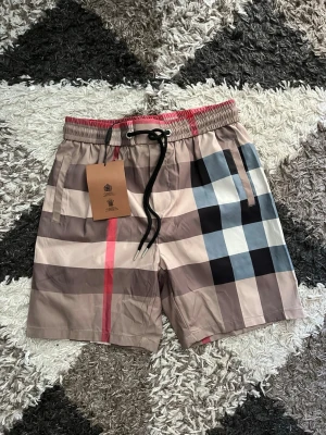 Burburry shorts - Snygga och populära shorts från Burberry, helt nya aldrig använda. Shortsen är i storlek S passar bra på 165-175cm beroende på vikt. Passar perfekt på 171/65kg