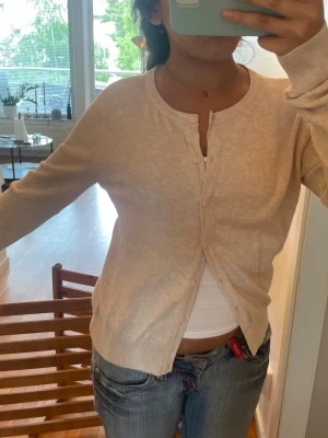 Ljusbeige/rosa cardigan - Säljer en ljusbeige/rosa cardigan med knäppning framtill🩷🩷