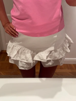Såå snygga shorts - Köpta på plick men säljer vidare då de inte passade. Ser ut som en kjol men är shorts, jättefint!!🌼🌸🩴👙🫧👒🌸