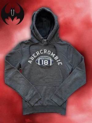 Vintage Abercrombie & Fitch Hoodie - Säljer denna mycket sällsynta och eftertraktade Abercrombie & fitch Hoodie | Mycket bra skick, en liten slit men ingen bekymmer | Size M / L | Längd: 72cm Bredd: 60cm Armlangd: 72cm | Skyltdocka: M - 48 cm axlar, 75 cm midja | Lägg endast bud med avsikt att köpa nu, inga fördröjning!