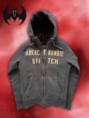 Vintage Pälsfodrad Abercrombie & Fitch Zip-Hoodie Jacka - Säljer denna sällsynta och eftertraktade Abercrombie & fitch fodrad Jacka | Mycket bra skick | Size S | Längd: 66cm Bredd: 54cm Armlängd: 70cm | Skyltdocka: M - 48 cm axlar, 75 cm midja | Lägg endast bud med avsikt att köpa nu, inga fördröjning! Pris är inte hugget i sten!