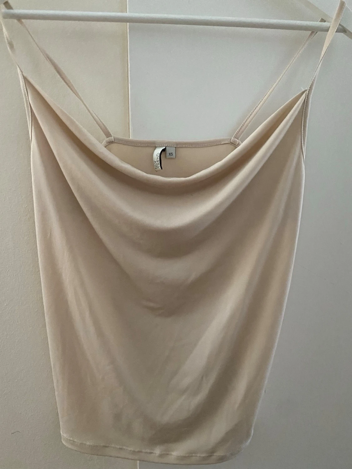 Beige linnetopp med draperad front