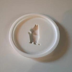Muminmuggsstaplare - Jag säljer 3d printade Muminmuggsstaplare eller underlägg om man så vill. Den passar Mumin mugg 30cl men jag kan även fixa fram 40cl. Du som köper bestämmer själv antalet staplare/underlägg. Finns i 20 olika figurer går även att beställa anpassade med text och annat.  12kr st vid beställning av fler än 5 blir det billigare styckpris.     Vi tillverkar och designar allt du kan tänka dig på en 3d skrivare tveka inte på att höra av dig våra priser är konkurrenskraftiga och i flera olika material