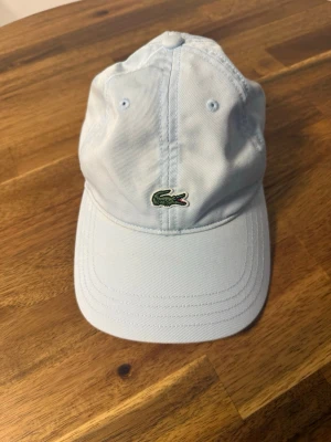 Lacoste Keps Ljusblå Onesize - Säljer en Lacoste keps ljusblå. Storlek: Onesize Köpt på Zalando.