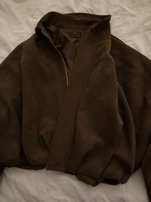 Zara jacka  - Brun mocka jacka från Zara, använd men i mycket bra skick ( ser lite veckig ut pga att den legat ihopvikt) I strl S