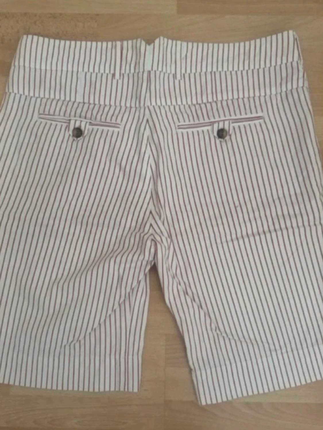Randiga vita shorts med fickor - 1