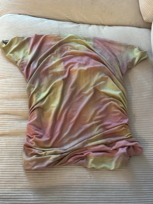 Pastellfärgad t-shirt i bomull - Topp .