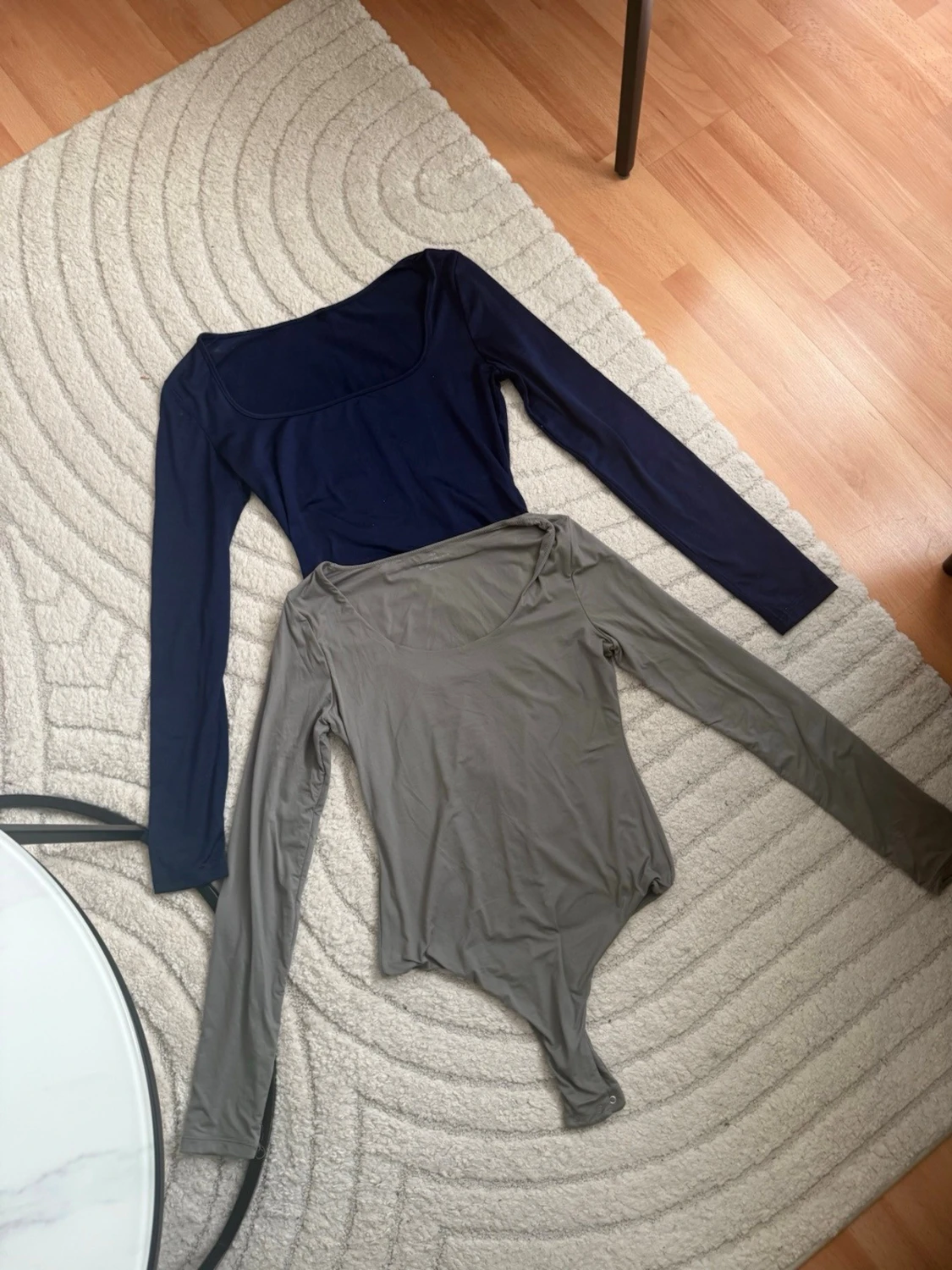 Två långärmade bodys i blått och grått - 2