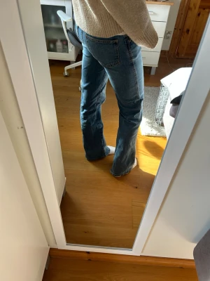 Blå bootcut jeans med dubbla knappar - Jättefina och sköna lågmidjade jeans från lager 157, passar mig som är runt 170🌸har använts men i väldigt bra skick utan defekter 