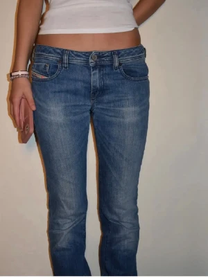 Disel Jeans - Säljer dessa disel jeans då de inte kommer till användning! Inebtedslängd: 82cm midja: 39cm. Modellen är 176 och jeansen sitter perfekt! 💕
