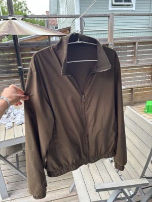 Loro Piana Reversible Jacket - Loro piana jacka som är några säsonger gammal, jättefint skick förutom att på insidan/kashmir sidan har några småhål lite härs och tvärs som syns på bild 3 så man behöver gå till skräddaren med den, märks självklart inte när man har den vänd åt andra hållet. Storlek 48 sitter aningen mindre. Nypris 30k. Hör av er vid frågor eller funderingar 👍 Mvh