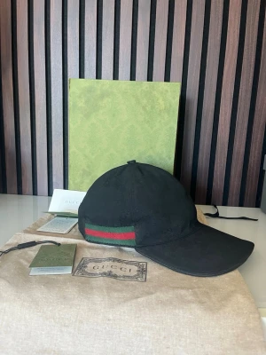 Äkta gucci keps svart - Säljer äkta gucci keps svart, mycket bra skick och box, tags, dustbag och online kvitto medföljer i köpet. Storlek M på kepsen.