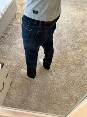 Tiger of Sweden jeans  - Tiger of Sweden Jeans Pistolero | Bra skick | Storlek 32/32 | Pris - 399kr | Modellen är ca 180cm lång | Hör av dig vid minsta fråga eller fundering!! Obs lite slitna i grenen!