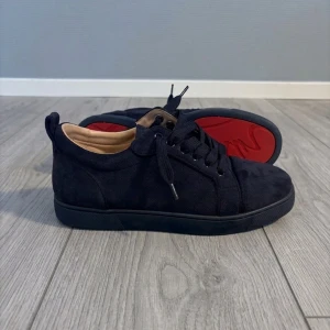 Louboutin skor - Säljer dessa riktigt feta marinblåa skorna från Christian Louboutin | storlek 39 | skick: 9,5/10, använda ca 5-7 gånger | Osäker på äkthet då det inte är mina egna skor, därav priset. Hör av er vid intresse, pris kan diskuteras vid snabb affär  🙌 