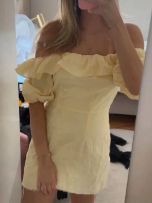 Ljusgul klänning offshoulder - Säljer denna superfina off shoulder klänning strl S 💕💕