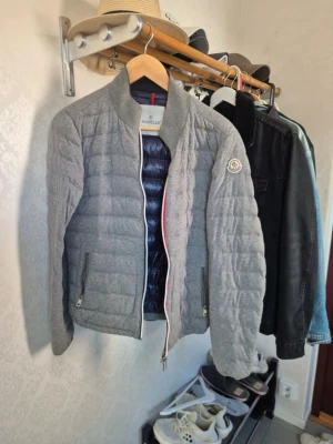 Äkta Moncler jacka S - Säljer min Moncler jacka då den inte passar mig längre. Köpte den i höstas och den har hängt i garderoben under vintern. Inga skador eller defekter, perfekt för kyligare dagar på vår, sommar och vinter.