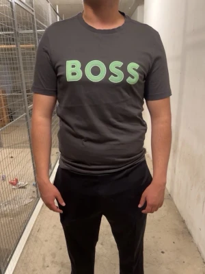 Boss T-shirt  - Han på bilden väger 93kg och är 180cm lång priset kan diskuteras.