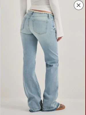 Ljusblå bootcut jeans - Säljer ett par ljusblå bootcut jeans med låg midja då dom inte kommit till användning, helt nya 😊💕