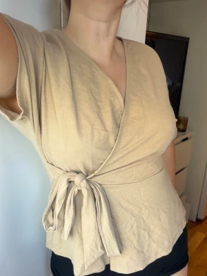 Beige omlott topp - Beige omlott topp från Gina Tricot 🤍