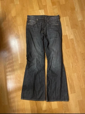 Mörkblå bootcut jeans - Säljer ett par mörkblå bootcut från Weekday. W33 L34