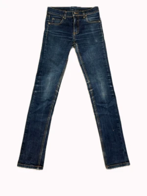 Mörkblå jeans - Snygga mörkblå jeans med kontrastsömmar från cheap Monday . Storlek 34 snyggt till en hoodie💙