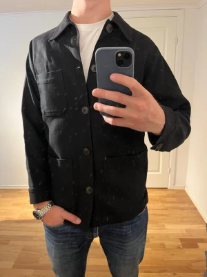 Svart A Days March Overshirt  - Säljer denna sjukt snygga Overshirten från A Days March⭐️ Färgen är svart och storleken är M✅ Den har inga defekter och skicket är utomordentligt🙌🤝 Sjukt najs passform och passar perfekt till hösten☀️🙌 Tveka inte på att höra av er dig vid minsta fråga eller fundering😊