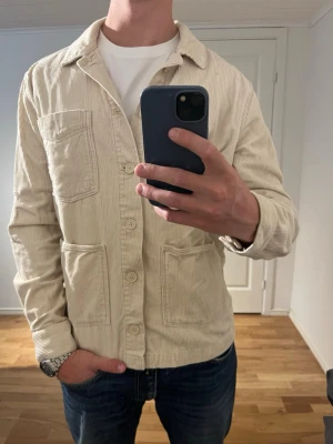 These Glory Days Overshirt beige  - Säljer denna sjukt snygga Overshirten från These Glory Days⭐️ Färgen är beige och storleken är L✅ Den har inga defekter och skicket är utomordentligt🙌🤝 Sjukt najs passform och passar perfekt till hösten☀️🙌 Tveka inte på att höra av er dig vid minsta fråga eller fundering😊