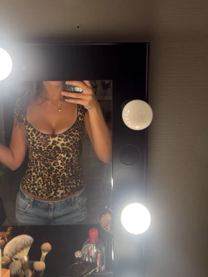 Leopardmönstrad nelly topp - Snygg croppad topp med leopardmönster och djup v-ringning. Köptes förra året och använd fåtal gånger men inga defekter!🤍