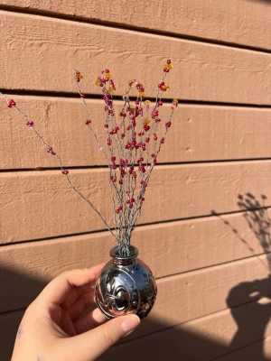 Pärlblombukett  - Pärlblombukett, tunna metalltrådar dekorerade med rosa och gula pärlor som liknar kvistar. Perfekt som färgglad inredningsdetalj till rummet. Kvistarna kan kortas ner. (Vasen ingår ej) 