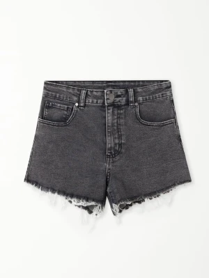 Svarta denimshorts med fransig kant - Säljer ett par svarta denimshorts från Tezenis med fransig kant nedtill. Klassisk femficksmodell med knapp och dragkedja framtill. Perfekta för sommardagar och enkel att matcha med allt.
