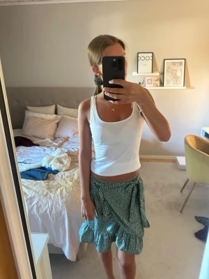 Grön kjol - Jättesöt grön kjol som är perfekt till sommaren. Använd ett fåtal gånger och är i mycket bra skick!🩷
