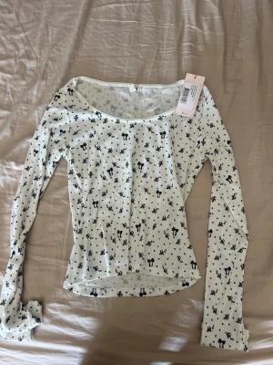 Pyjamas topp - Jätte fin pyjamas topp med blommor och rosetter, helt ny aldrig använd, lapp kvar