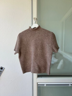 Kortärmad stickad tröja - Aldrig använd, bara hängt i garderoben. Väldigt liten i storleken, passar S. 