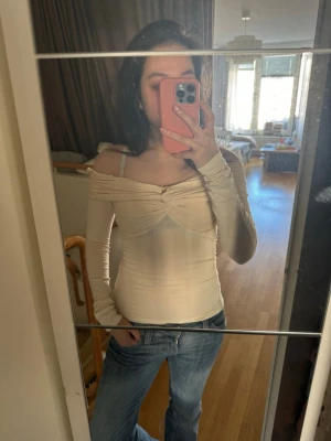 Tajt off-shoulder topp  - Skit snygg off-shoulder topp 💕 knappt använd och i fint skick 🙏 priset kan diskuteras vid snabb försäljning. Skriv för fler bilder med toppen på! 😇