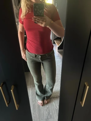 Gröna bootcut jeans med låg midja  - Snygga gröna jeans med bootcut-modell och låg midja. Dom är i storlek 38 men funkar även som S! Jag är 168 och dom är bra i längden, säljer för att dom inte används🌸