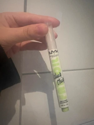 NYX Slick Click Läppbalsam - NYX Slick Click läppbalsam i en smidig penna med vit och limegrön design. Enkel att applicera tack vare klickfunktionen. Perfekt att ha i väskan för återfuktade läppar när som helst.