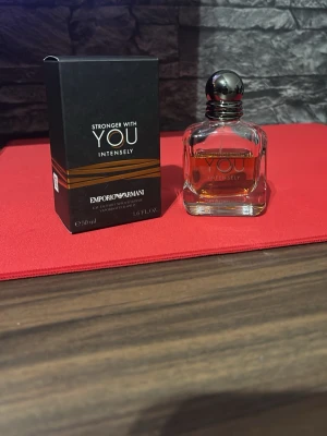 Emporio Armani Stronger With You Intensely - Försöker sälja min lilla kollektion eftersom jag inte direkt är lika intresserad av parfymer längre. SWY intensely är en riktig stapel i varenda persons kollektion, den är välkänd och älskad av alla, själv tyckte jag att den blir lite för söt och klibbig men fortfarande en fin doft och värd att lukta på. Med denna ingår låda och ungefär 30 ml återstår av parfymen. Skriv gärna om ni har frågor!